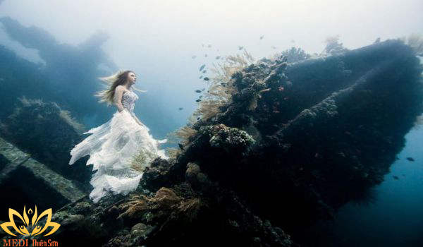 Chụp ảnh cưới dưới nước ở biển