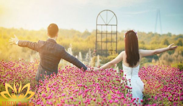 Chụp ảnh cưới Hà Nội ở vườn hoa sông Hồng