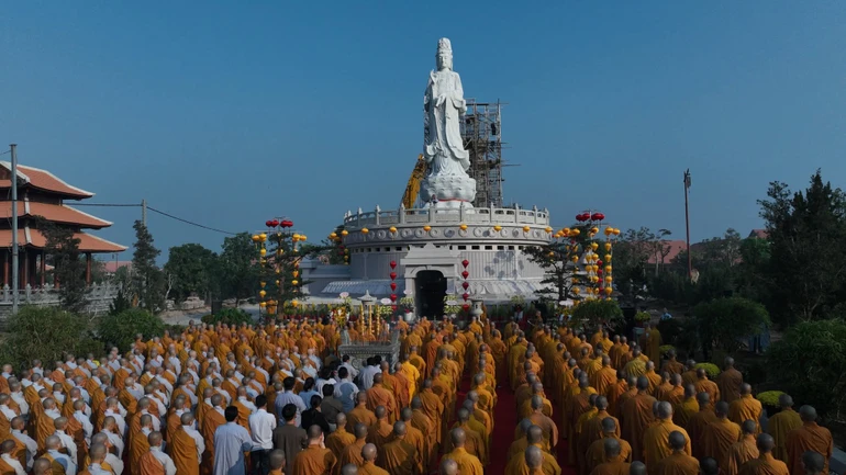 Tượng Bồ-tát Quán Thế Âm tại thiền viện