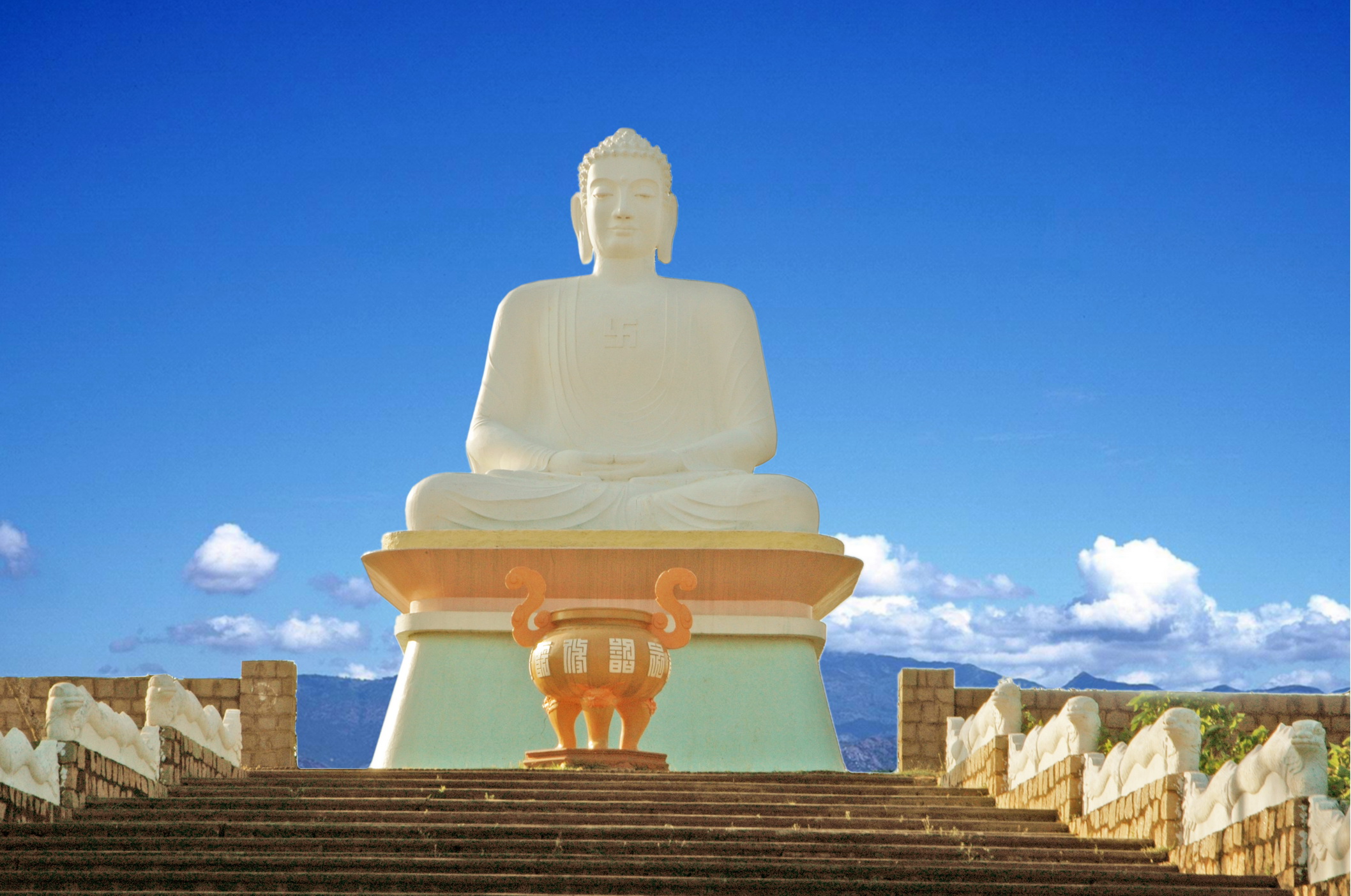 Cổng vào Tu Viện Nguyên Thiều tại Bình Định