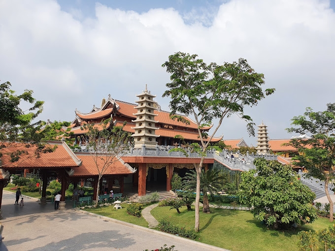 Tu viện Vĩnh Nghiêm với mái ngói đặc trưng