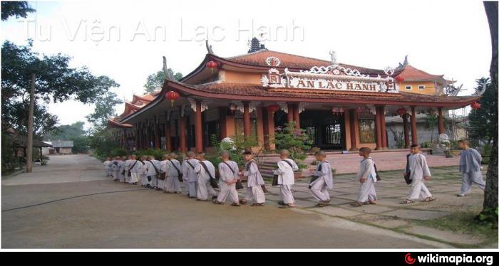 Lối vào Tu Viện An Lạc Hạnh