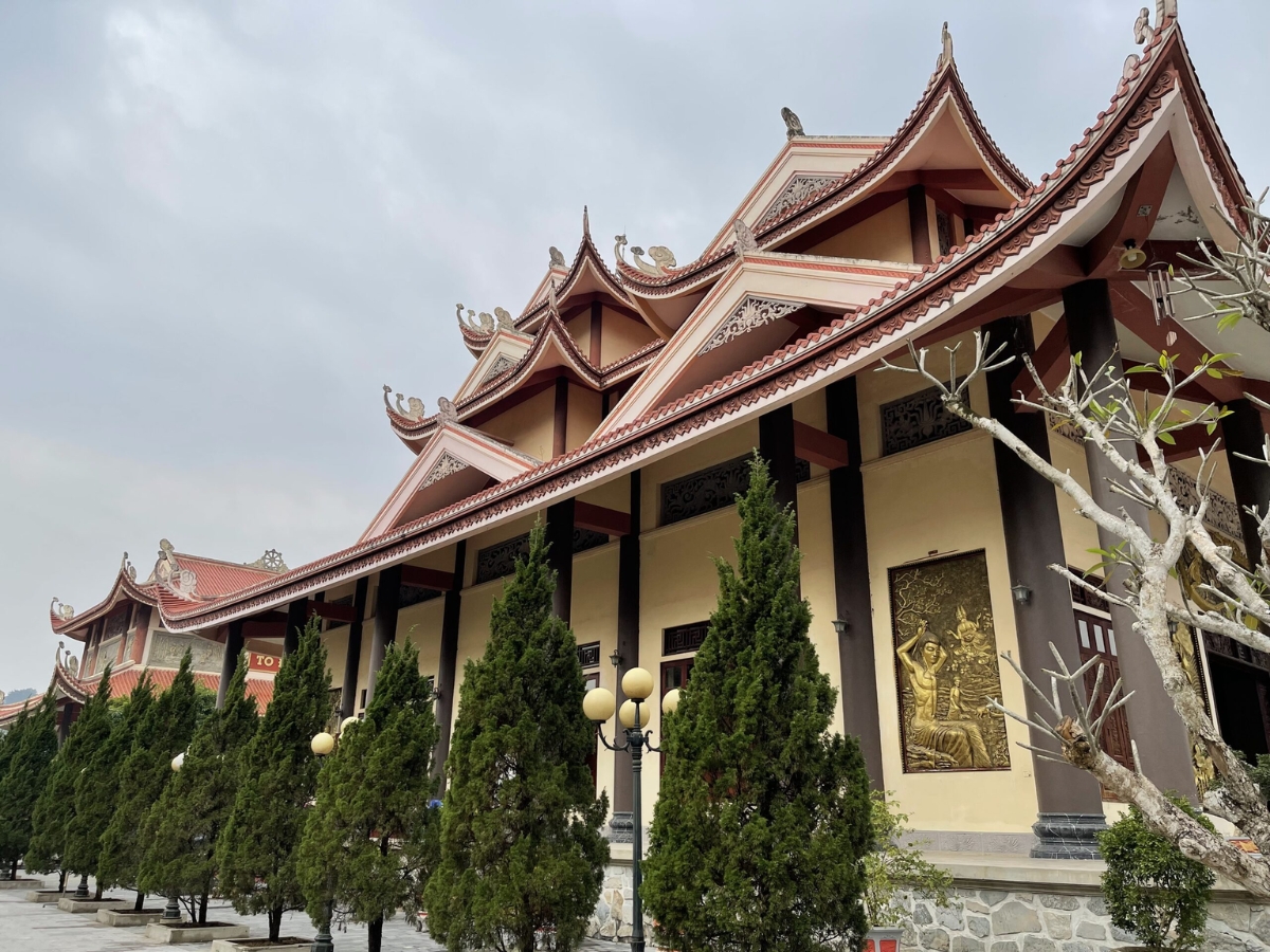 Du khách tham quan Thiền viện Trúc Lâm