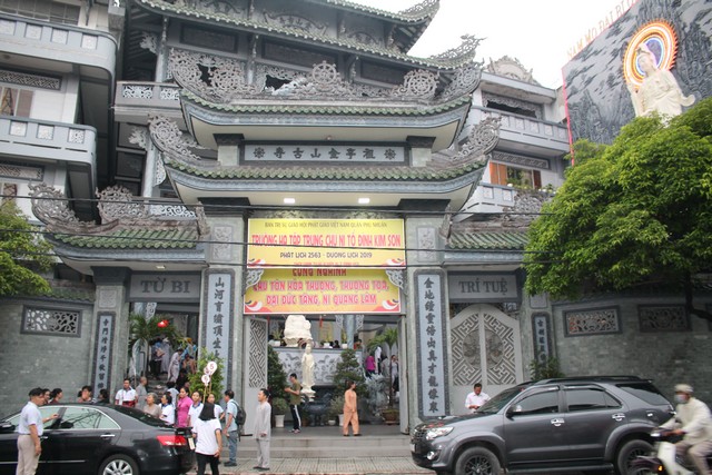 Lễ cúng dường tại Quan Âm Tu Viện