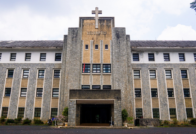 Tham quan bảo tàng trong tu viện cổ Đà Lạt