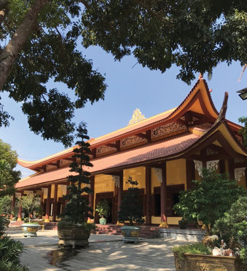 Du khách tham quan Thiền Viện Trúc Lâm Chánh Thiện