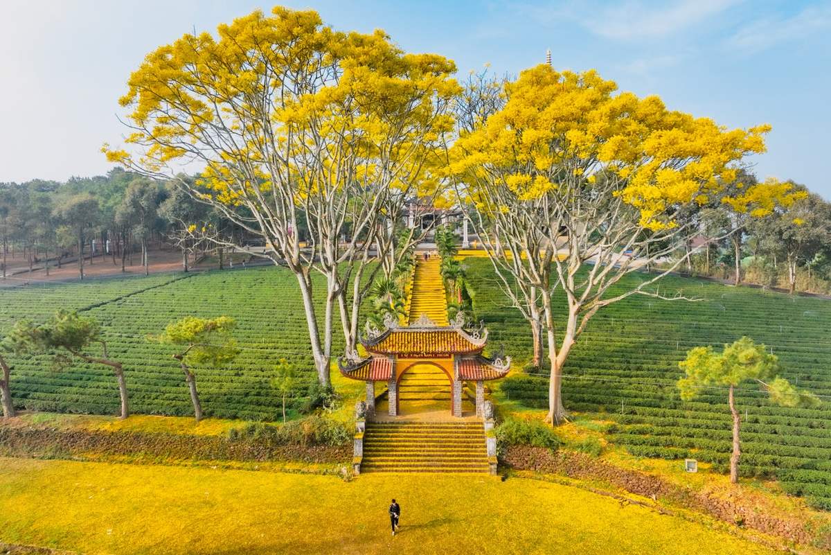 Du khách tham quan Tu Viện Bát Nhã