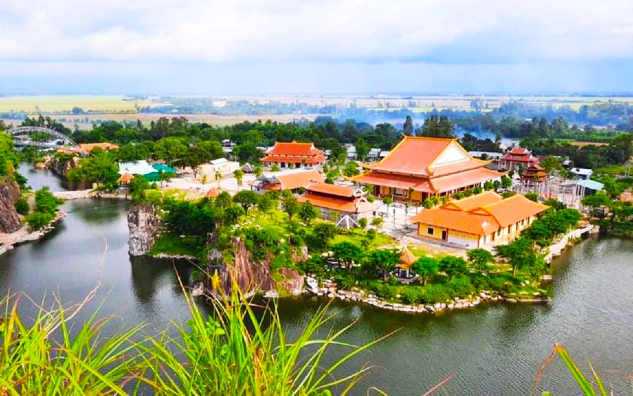 Lối vào Thiền viện Trúc Lâm An Giang