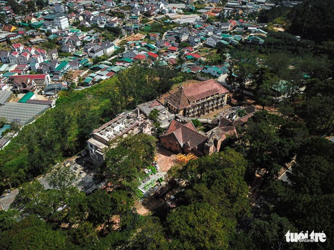 Tu viện cổ nổi bật giữa cảnh Đà Lạt