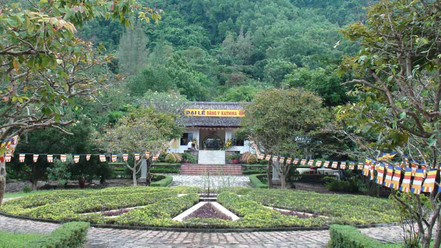 Cảnh núi rừng quanh Viên Không