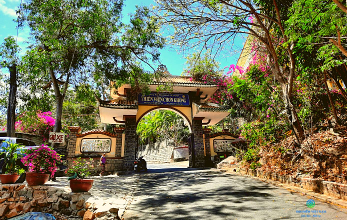 Tượng Phật vàng tại Thiền Viện Chơn Không