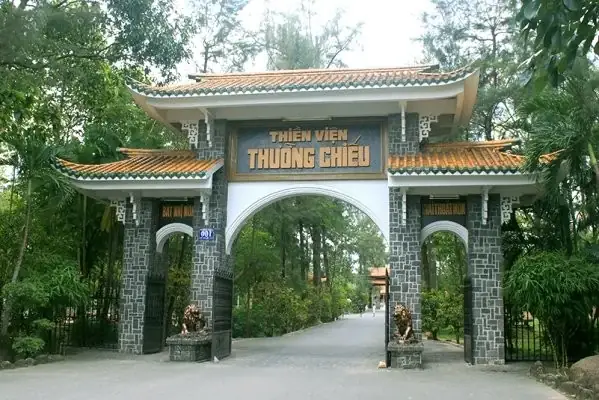 Khuôn viên xanh mát của Thiền Viện Linh Chiếu