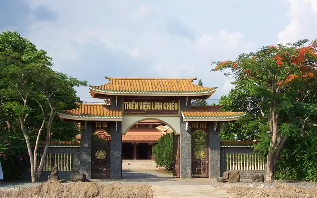 Cổng vào Thiền Viện Linh Chiếu