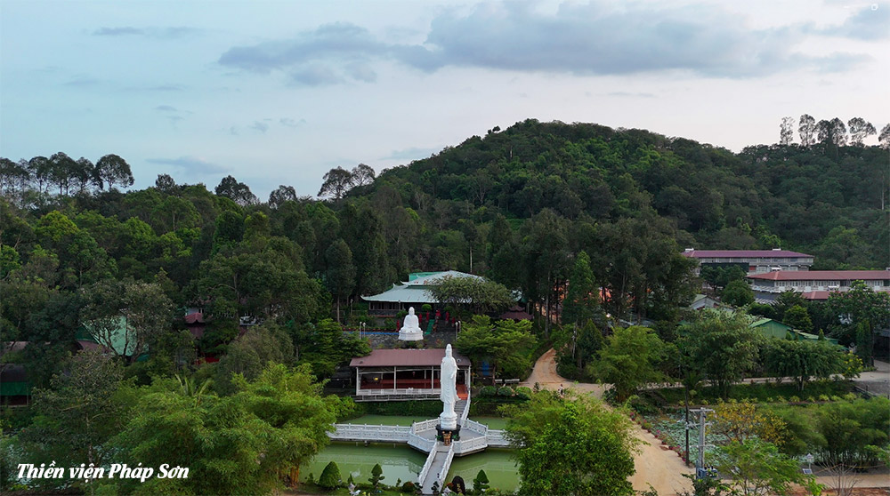 Khuôn viên yên tĩnh Thiền viện Pháp Sơn