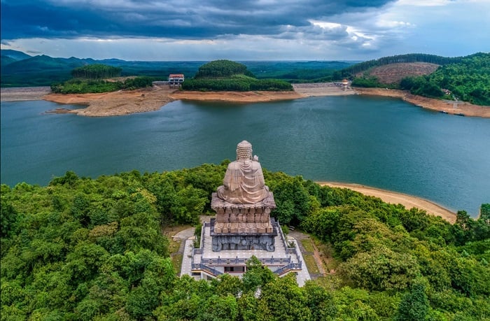 Thiền viện Trúc Lâm Bạch Mã trong sương