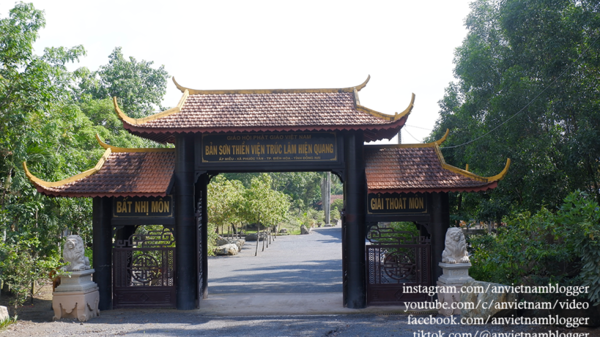 Cổng vào Thiền Viện Trúc Lâm Hiện Quang