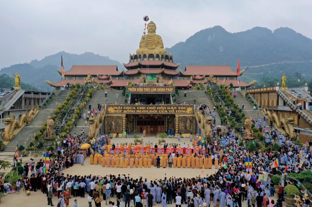 Khuôn viên xanh tại Thiền Viện Hiện Quang