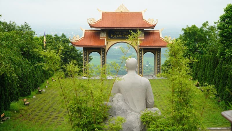 Quang cảnh thiền viện bên núi Hình Nhân