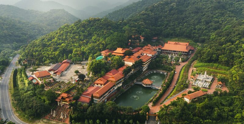 Thiền Viện Trúc Lâm Yên Tử nhìn từ xa