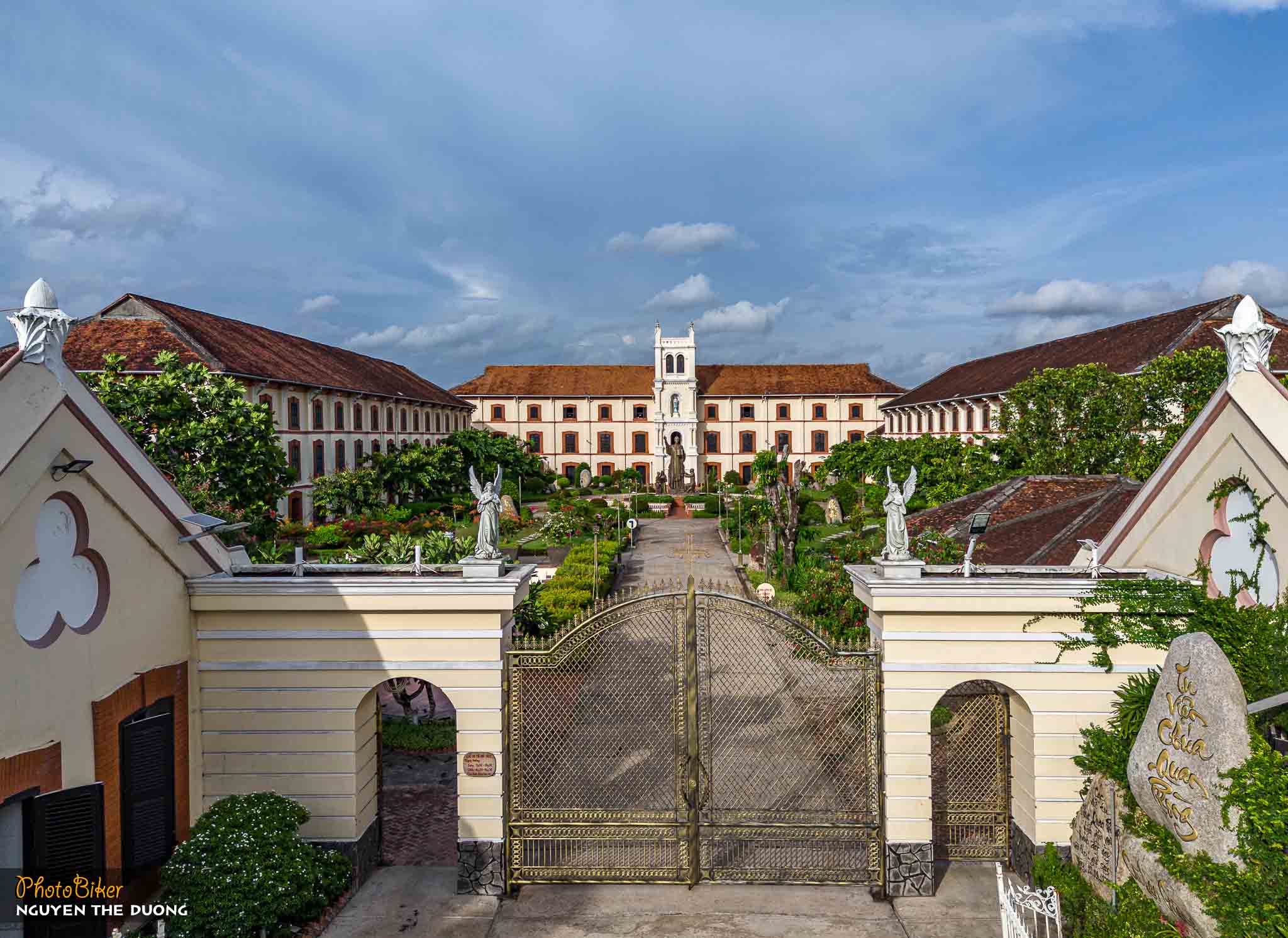 Bên ngoài Tu Viện Đồng Chúa Quan Phòng