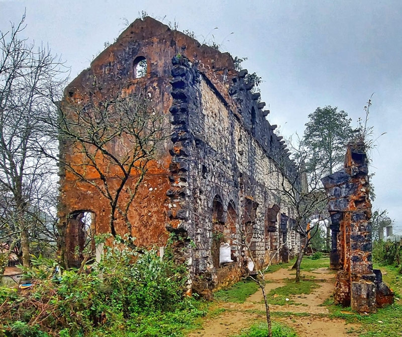 Bên ngoài tu viện cổ Tả Phìn