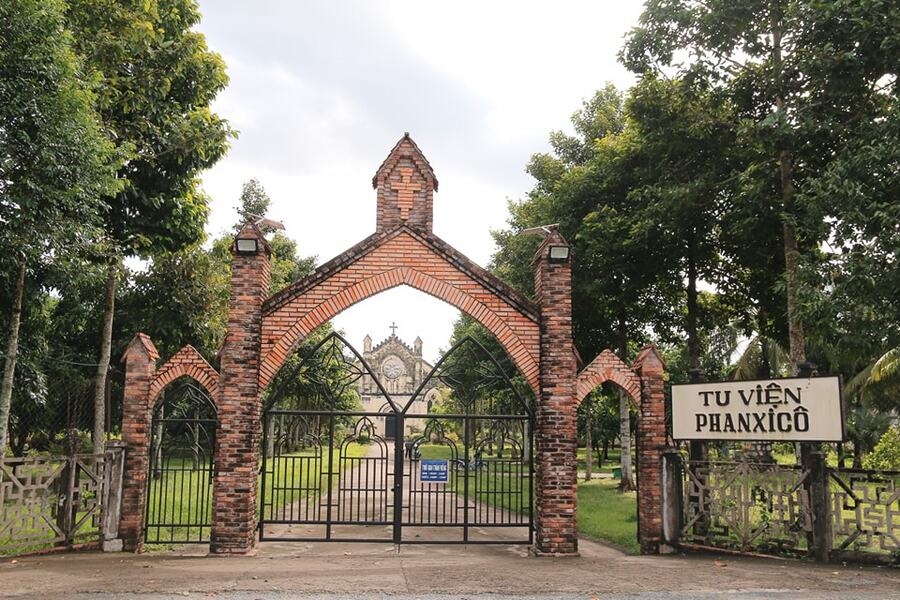 Cổng vào tu viện Phanxico Chợ Mới