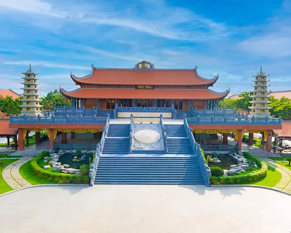 Khuôn viên Tu viện Vĩnh Nghiêm Quận 12