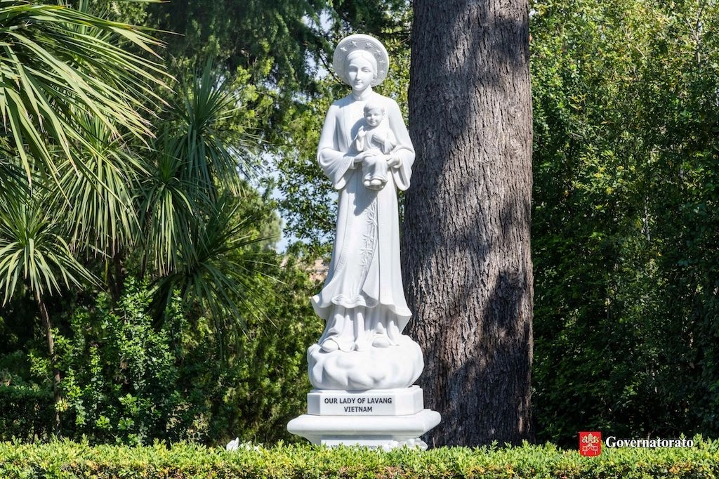 Tượng Đức Mẹ La Vang mặc áo dài Việt Nam